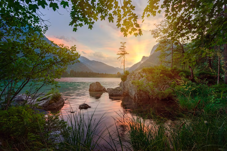 See und Berge im Abendlicht